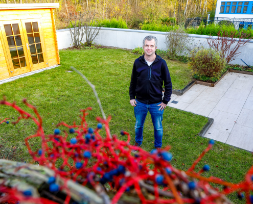 Den Platz genutzt: Janis Schröer, Juniorchef des Elektrobetriebes Schröer-Beckhaus, hat sich und seiner Familien ein kleines Gartenparadies aufs Werkstatt-Dach gezaubert.